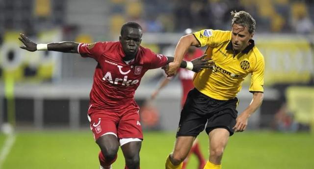 手被牢牢限 手被牢牢限